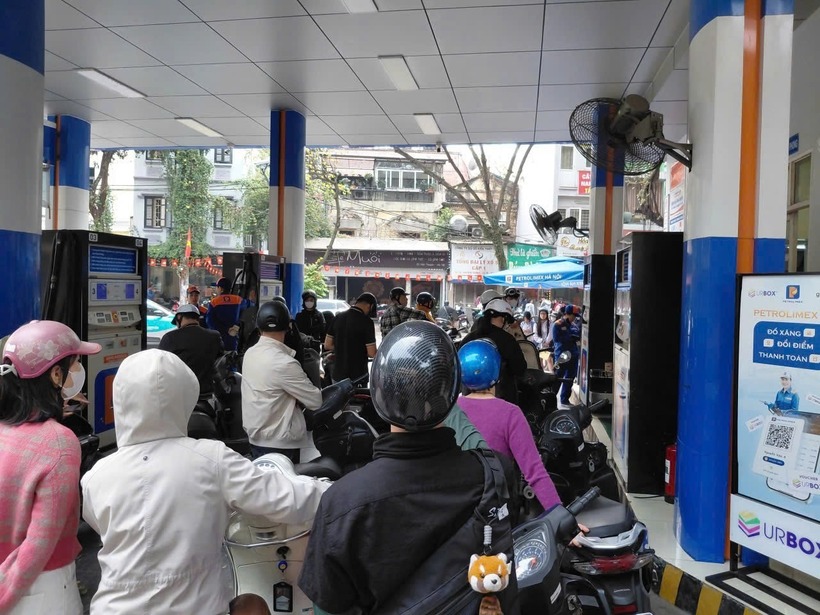 Người dân xếp hàng đổ xăng. Ảnh: NLĐ.