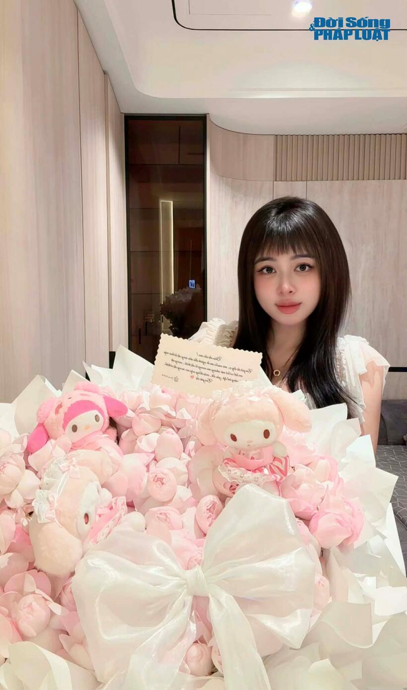 Chị&nbsp; Đồng Ly nhận bó hoa sáp nhân dịp 8/3 từ người thân cho biết, món quà tuy giản dị nhưng chứa đầy tình cảm.