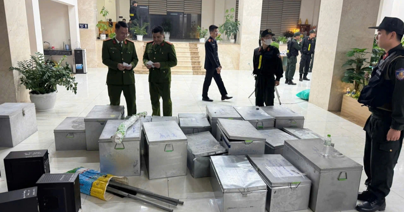 Cơ quan CSĐT (Phòng Cảnh sát kinh tế) khám xét chỗ ở, nơi làm việc của Hoàng Văn Cường tại trụ sở Công ty TNHH Quan Minh (Ảnh: Công an cung cấp).