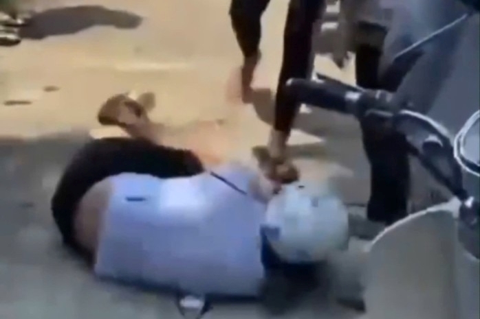 Nhóm thanh thiếu niên đánh hội đồng nam sinh ở Phú Quốc. Ảnh: Người lao động