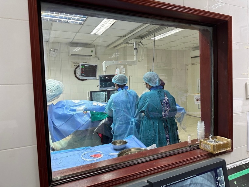 Ê kíp bác sĩ can thiệp tại phòng thông tim. Ảnh: NLĐ.