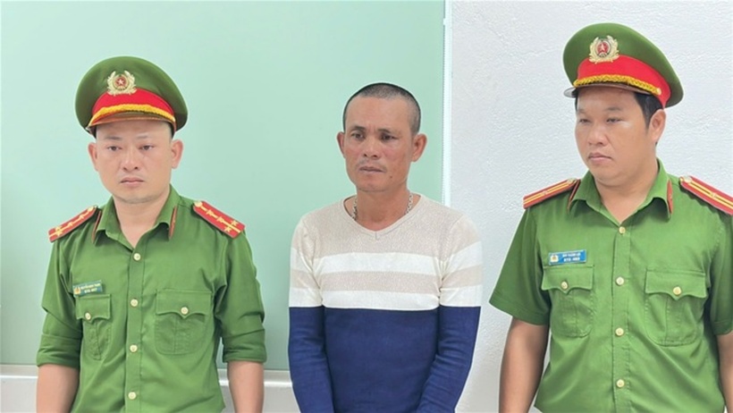 Cơ quan điều tra tống đạt lệnh bắt tạm giam đối tượng Phạm Hồng Duy. (Ảnh: Công an tỉnh Đắk Lắk)