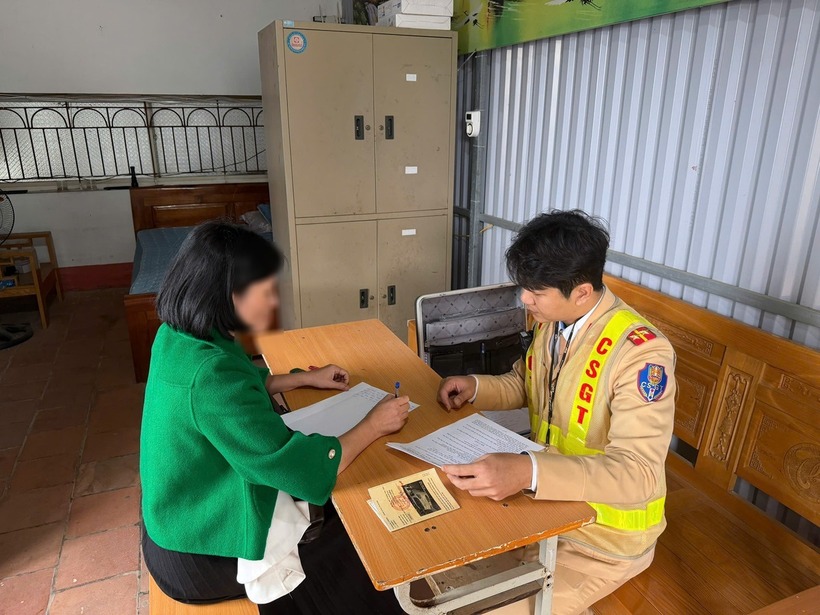 Lực lượng CSGT làm việc với nữ lái xe. (Ảnh: Tri thức & Cuộc sống)