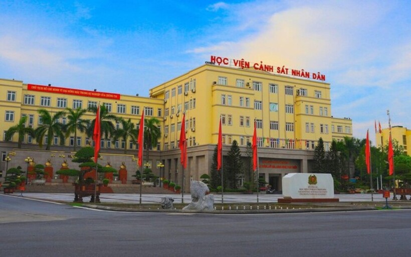 Thí sinh cận trên 3 độ không được tuyển vào trường công an. Ảnh minh hoạ.