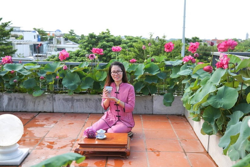 Những bông hoa nở rộ với kích thước lớn và hương thơm thanh khiết là thành quả từ quá trình chăm sóc tỉ mỉ cùng kinh nghiệm canh tác đặc biệt của người phụ nữ 9x này.