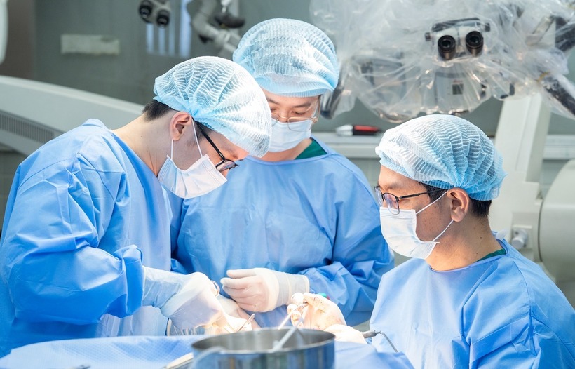 Ê kíp bác sĩ Bệnh viện Chợ Rẫy phẫu thuật cho bệnh nhân. Ảnh: Vnexpress.