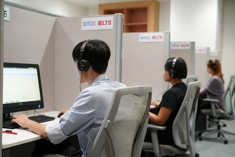Thí sinh làm bài thi IELTS trên máy tính. Ảnh: BRITISH COUNCIL