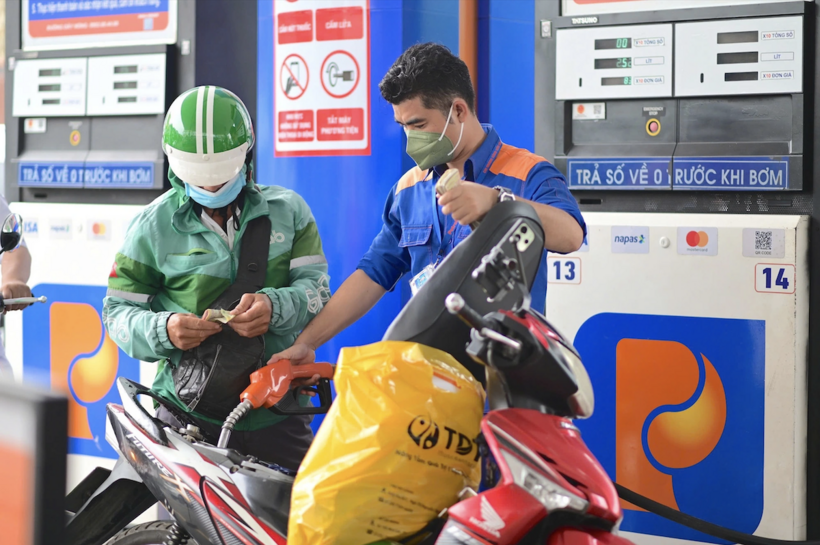 Bộ Tài chính đề xuất hạ thuế nhập khẩu ưu đãi xăng dầu về 0%. Ảnh minh hoạ