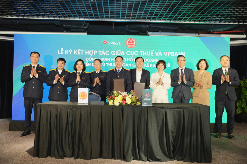 Lễ ký kết được tổ chức đồng thời tại Hà Nội và TP. Hồ Chí Minh, kết nối tới điểm cầu VPBank tại 34 tỉnh, thành trên toàn quốc.