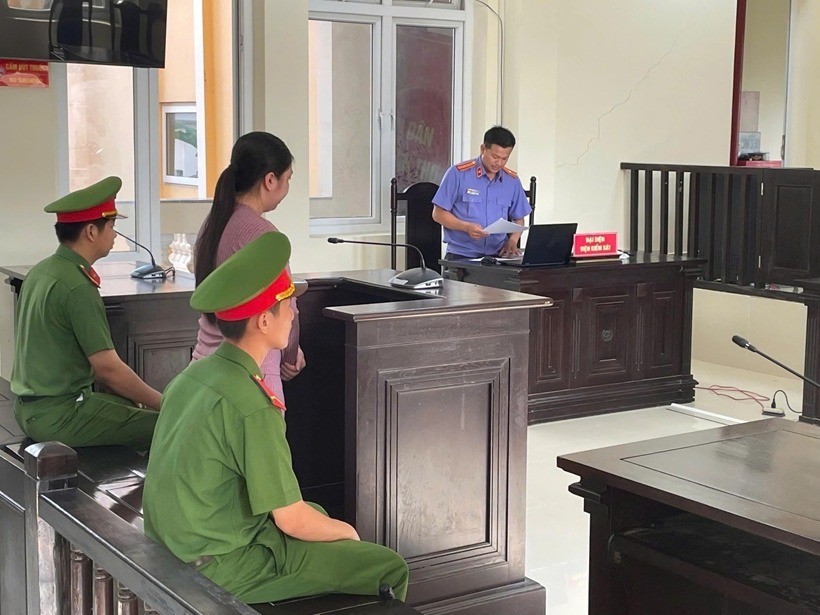 Kiểm sát viên Nguyễn Thanh Khoa công bố bản cáo trạng truy tố bị cáo trước phiên tòa. (Ảnh: Bảo vệ pháp luật)