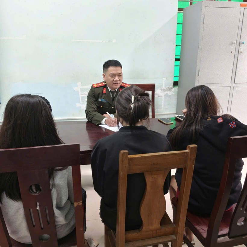 Công an xã Yên Na làm việc với 3 công dân nghi bị lừa đi các tỉnh phía Bắc làm việc. Ảnh: Công an tỉnh Nghệ An