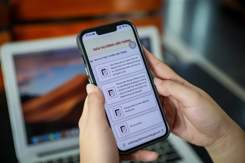 Người dân làm thủ tục xóa đăng ký tạm trú trên VNeID hoặc Cổng dịch vụ công quốc gia. (Ảnh: Thanh niên)