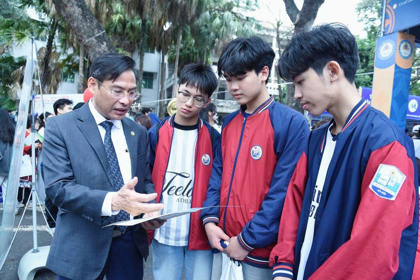 TS Nguyễn Văn Bình tư vấn cho thí sinh. Ảnh: Báo Đại biểu Nhân dân.