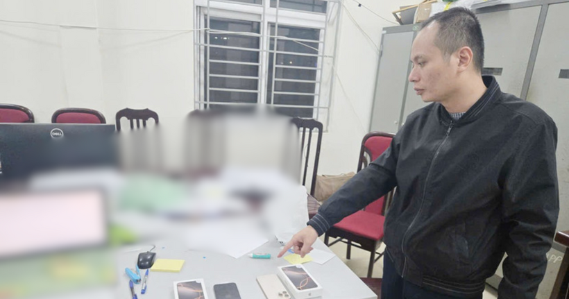 Nguyễn Tiến Dũng và tang vật vụ án. (Ảnh: T.V)