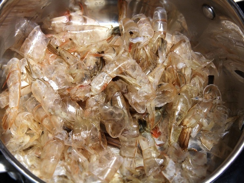 Việc ăn vỏ tôm, nhất là trẻ nhỏ, dễ gây hóc xương, khó tiêu hóa.