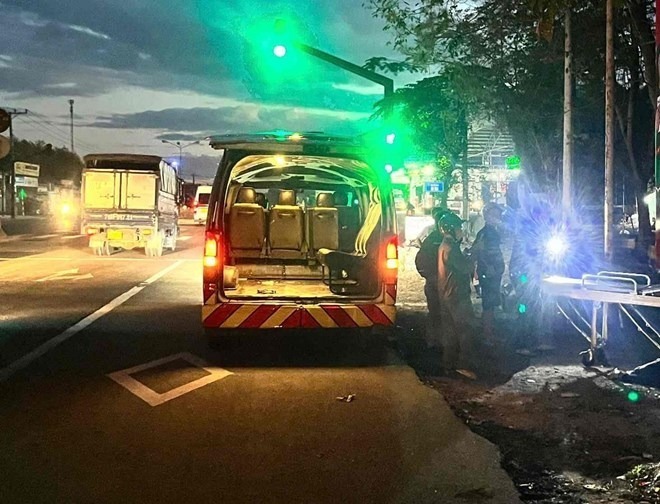 Công an TPHCM đang điều tra làm rõ vụ nam thanh niên tử vong ở bên đường. (Ảnh: Lao động)