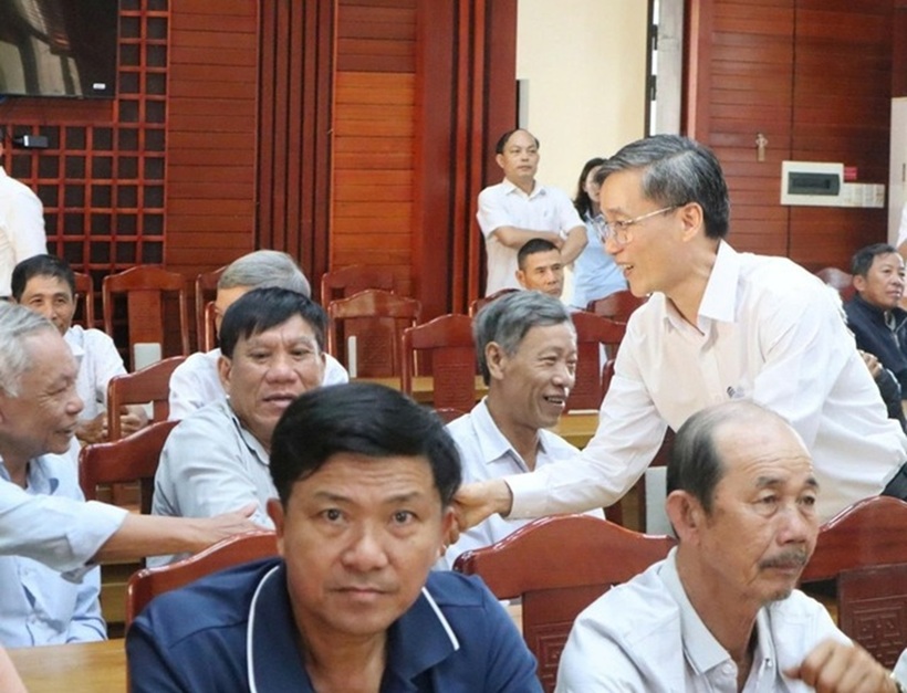 Ông Ngọc bắt tay, thăm hỏi người dân trước buổi tiếp xúc cử tri.