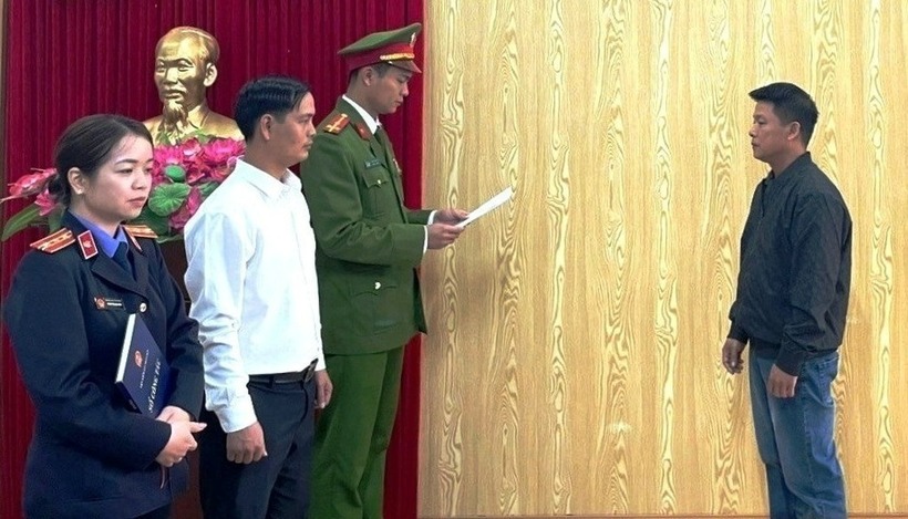 Cơ quan công an đọc lệnh khởi tố bị can, bắt tạm giam đối với Vũ Văn Dũng (Ảnh: Công an tỉnh Ninh Bình).