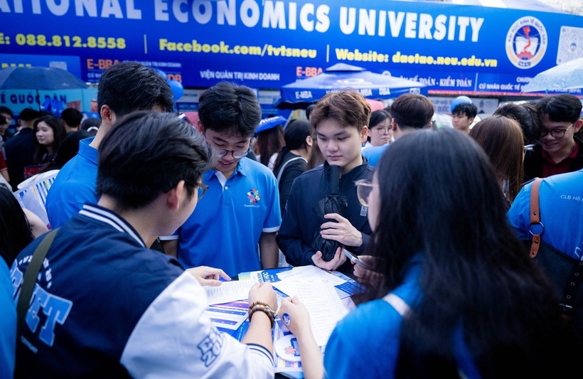 Ngày hội tư vấn tuyển sinh – hướng nghiệp 2026 diễn ra sáng 8/3 tại Đại học Bách khoa Hà Nội. Ảnh: Phụ nữ mới