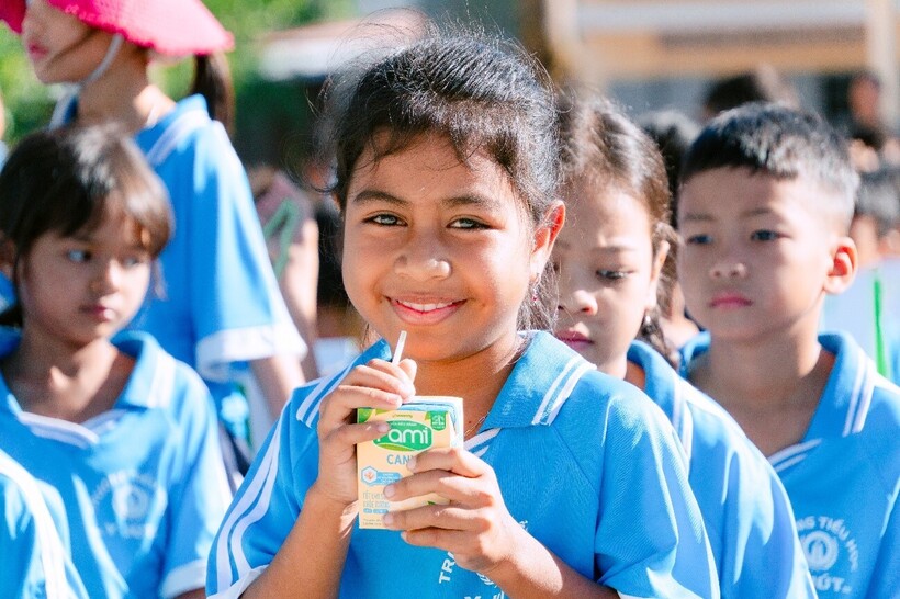 Nụ cười rạng rỡ của các em khi được uống sữa mỗi ngày.