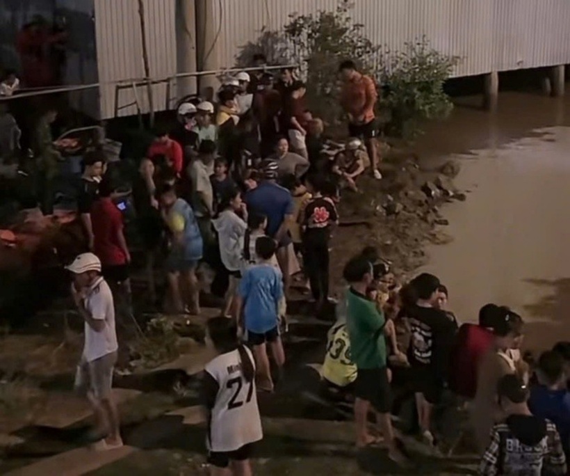 Ngành chức năng phối hợp cùng gia đình và người dân tìm kiếm cháu T. (Ảnh: Người lao động)