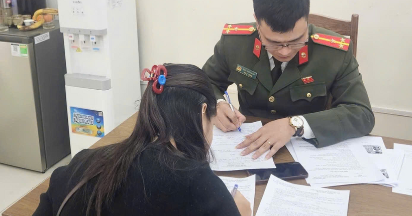 Cơ quan Công an làm việc với trường hợp vi phạm. (Ảnh: CACC)