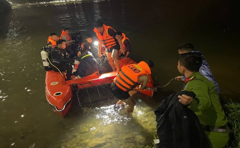 Cảnh sát Phòng cháy chữa cháy và Cứu nạn cứu hộ kịp thời cứu sống người phụ nữ. (Ảnh: Cảnh sát PCCC)