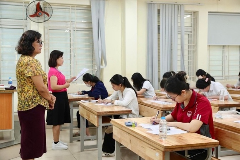 Đề xuất bắt buộc học hết THPT để “hạ nhiệt” áp lực thi vào lớp 10 - 2