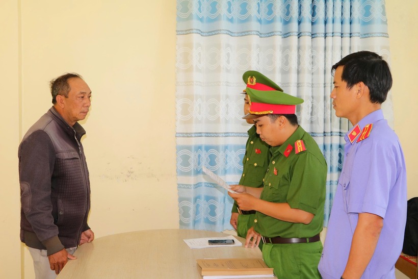 Đối tượng sản xuất cà phê bột từ đậu nành và phụ gia. Ảnh: Công an tỉnh Đồng Tháp.