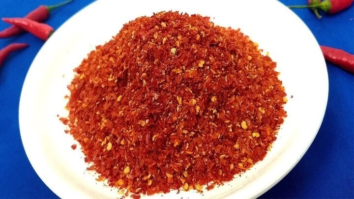 Quan sát màu sắc là một trong các mẹo phân biệt ớt bột thật với ớt bột trộn phẩm màu.