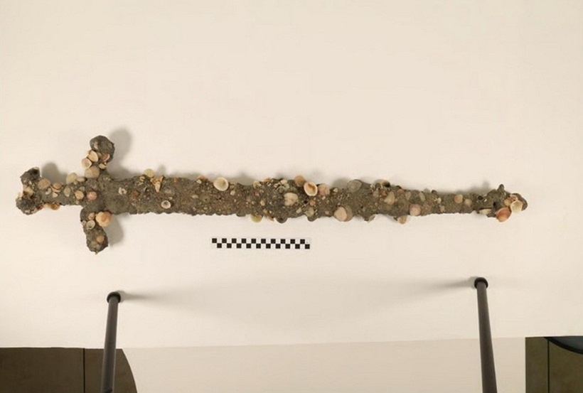 Thanh kiếm thời Thập tự chinh dài khoảng 1m, có niên đại thế kỷ 12. Ảnh của Đại học Haifa