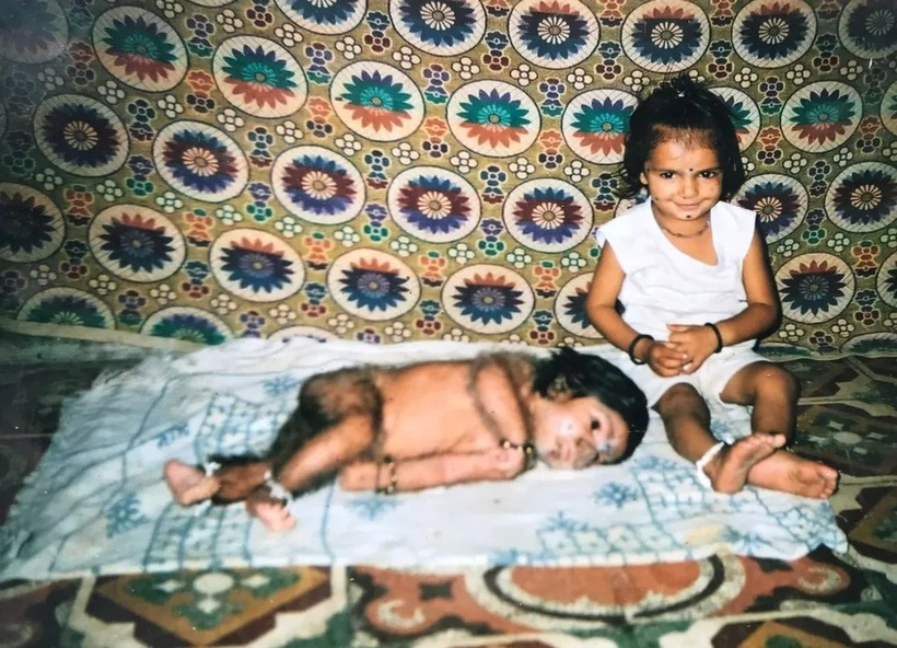 Tuổi thơ của Lalit không dễ dàng. Ảnh: The Sun.