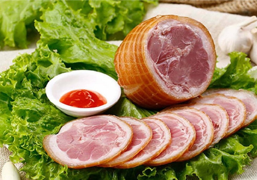 Việc thịt xông khói trên thị trường đôi khi có giá rẻ hơn thịt lợn tươi có thể xuất phát từ nhiều nguyên nhân khác nhau như sử dụng phần thịt giá thấp hơn, sản xuất công nghiệp quy mô lớn, bổ sung phụ gia hoặc lợi thế về thời gian bảo quản.