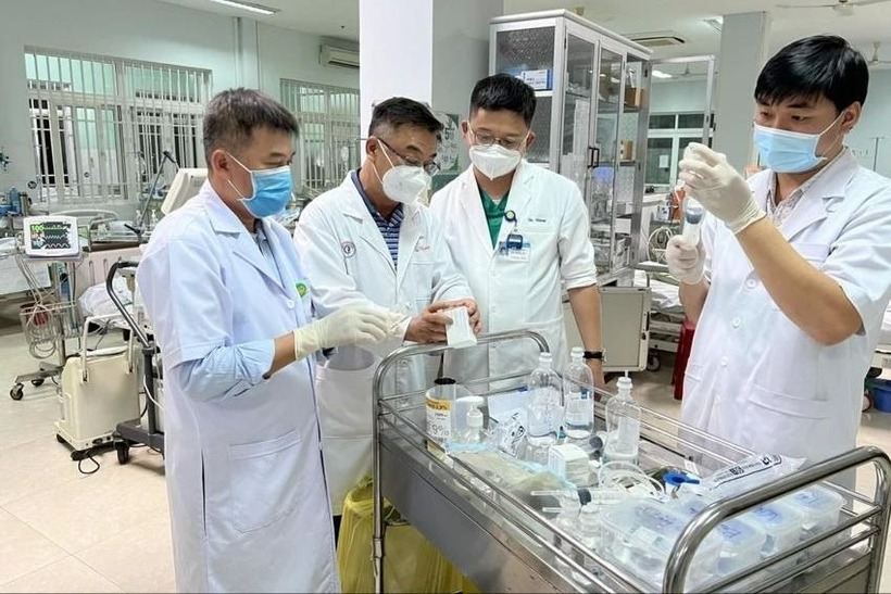 Trước đó vào năm 2023, Bệnh viện Chợ Rẫy mang "thần dược" ra tỉnh Quảng Nam cũ chữa trị các bệnh nhân bị ngộ độc do ăn cá ủ chua. Ảnh: PLO.