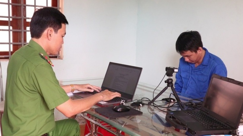 Nguyễn Minh Tâm tại cơ quan công an. (Ảnh: Công an tỉnh Vĩnh Long)