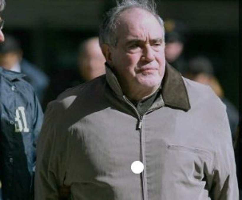 Đặc vụ FBI bắt Arnold Squitieri, ông trùm cao nhất của băng đảng Gambino, vào năm 2005. Ảnh:&nbsp;Reuters.