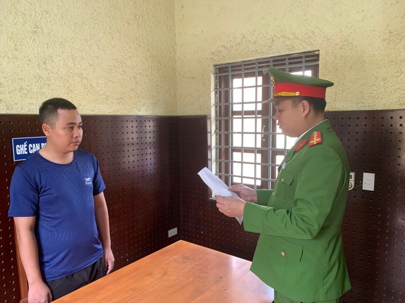 Tài xế Vũ Văn Tuấn tại cơ quan chức năng. Ảnh: Người Lao Động.