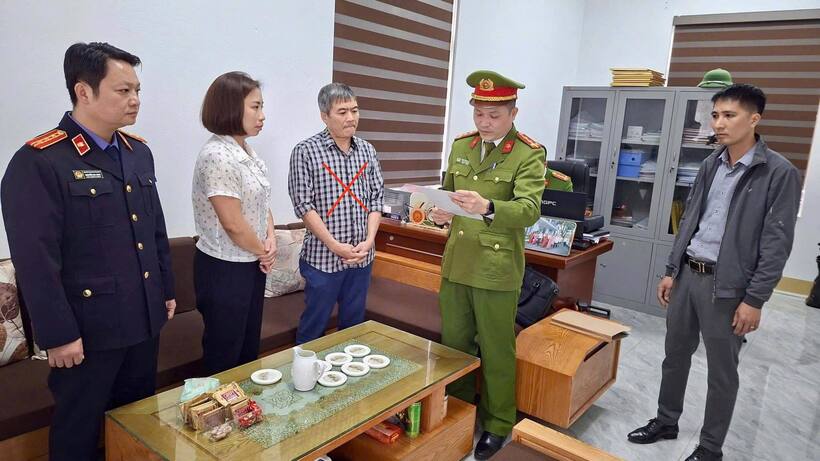 Cơ quan Cảnh sát điều tra Công an tỉnh Lào Cai thi hành lệnh bắt bị can để tạm giam đối với đối tượng Phạm Hồng Thắng. (Ảnh: Công an Lào Cai)