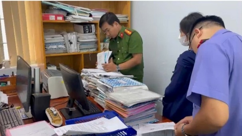 Văn phòng Cơ quan Cảnh điều tra Công an tỉnh Đồng Nai thi hành Lệnh bắt bị can để tạm giam và khám xét chỗ ở, nơi làm việc đối với Trần Nguyễn Minh Nguyệt. (Ảnh: Công an Đồng Nai)