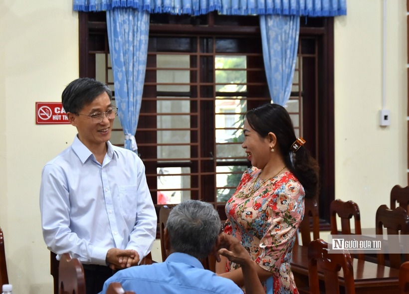 Ông Nguyễn Khánh Ngọc – Bí thư Đảng ủy, Chủ tịch Hội Luật gia Việt Nam, ứng cử viên ĐBQH khóa XVI trò chuyện với cử tri tại xã Quế Sơn Trung, Tp.Đà Nẵng.