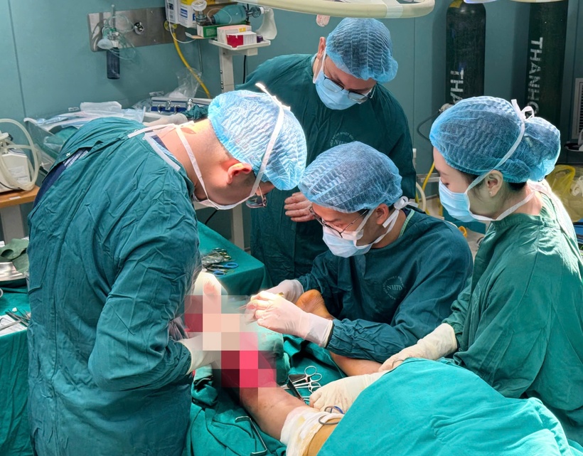 Suýt mất chân vì đắp lá chữa bỏng lửa suốt một tháng