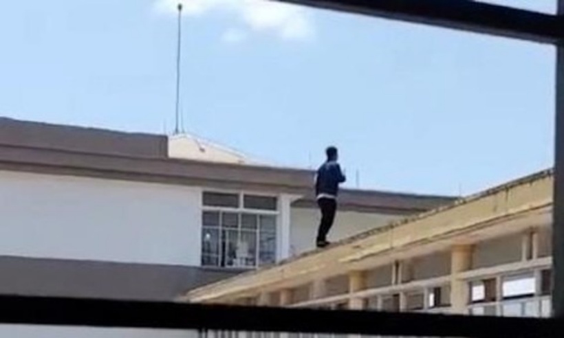 Người đàn ông đứng trên cầu nối giữa 2 khối nhà của bệnh viện, sau đó rơi xuống. Ảnh: Công an TP.HCM.