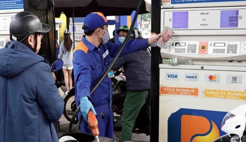 Giá xăng dầu trong nước đồng loạt giảm mạnh khi liên Bộ Công Thương - Tài chính chi sử dụng Quỹ Bình ổn giá xăng dầu. (Ảnh: TTXVN)