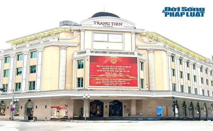 Màn hình LED cỡ lớn trên phố Tràng Tiền trình chiếu các nội dung tuyên truyền về ngày bầu cử.