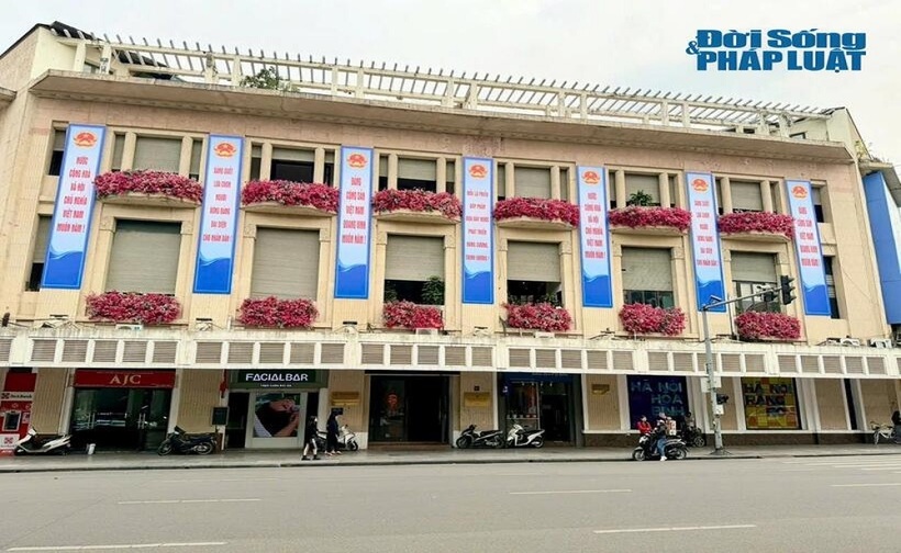 Nhiều tuyến phố trung tâm Hà Nội được trang hoàng khẩu hiệu chào mừng ngày bầu cử.