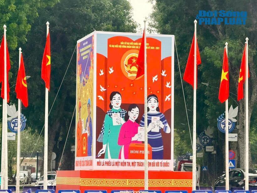 Các pano, áp phích về ngày bầu cử được lắp đặt tại những vị trí dễ quan sát trên các trục đường chính.