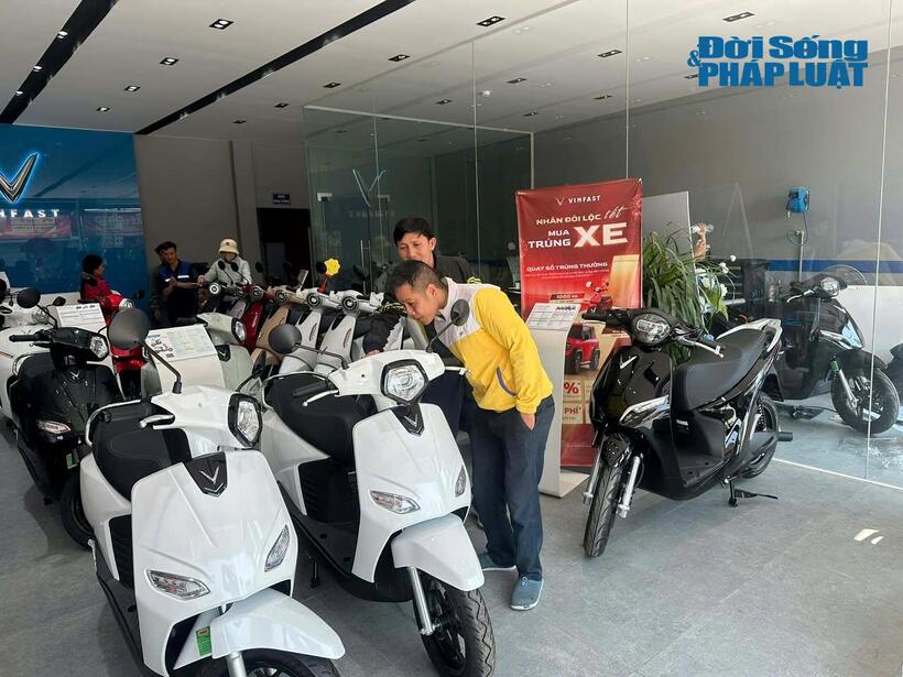 Thị trường xe máy, xe đạp điện tại Hà Nội ghi nhận lượng khách đến xem và tìm hiểu xe khá sôi động.