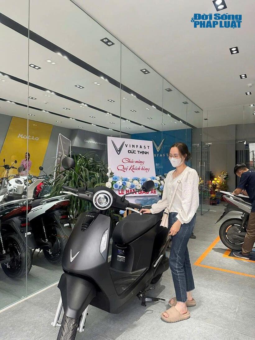 Khách hàng tìm hiểu các mẫu xe máy điện tại một cửa hàng VinFast trên địa bàn Hà Nội.