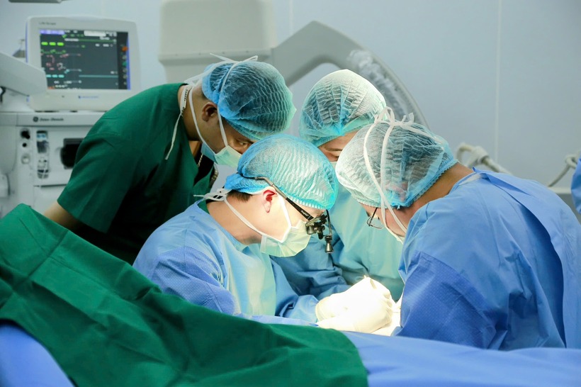 Ê-kíp phẫu thuật thực hiện nắn chỉnh diện gãy và cố định xương bàn V bằng nẹp vít chuyên dụng. Ảnh: Báo Sức khỏe và Đời sống.