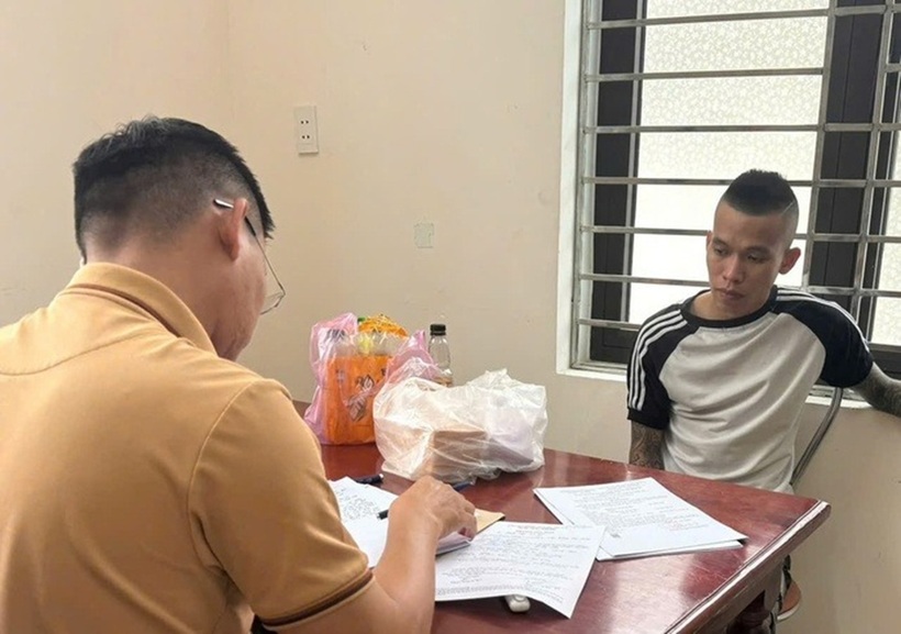 Nguyễn Trương Chí Bảo tại cơ quan điều tra. Ảnh: Công an Đà Nẵng